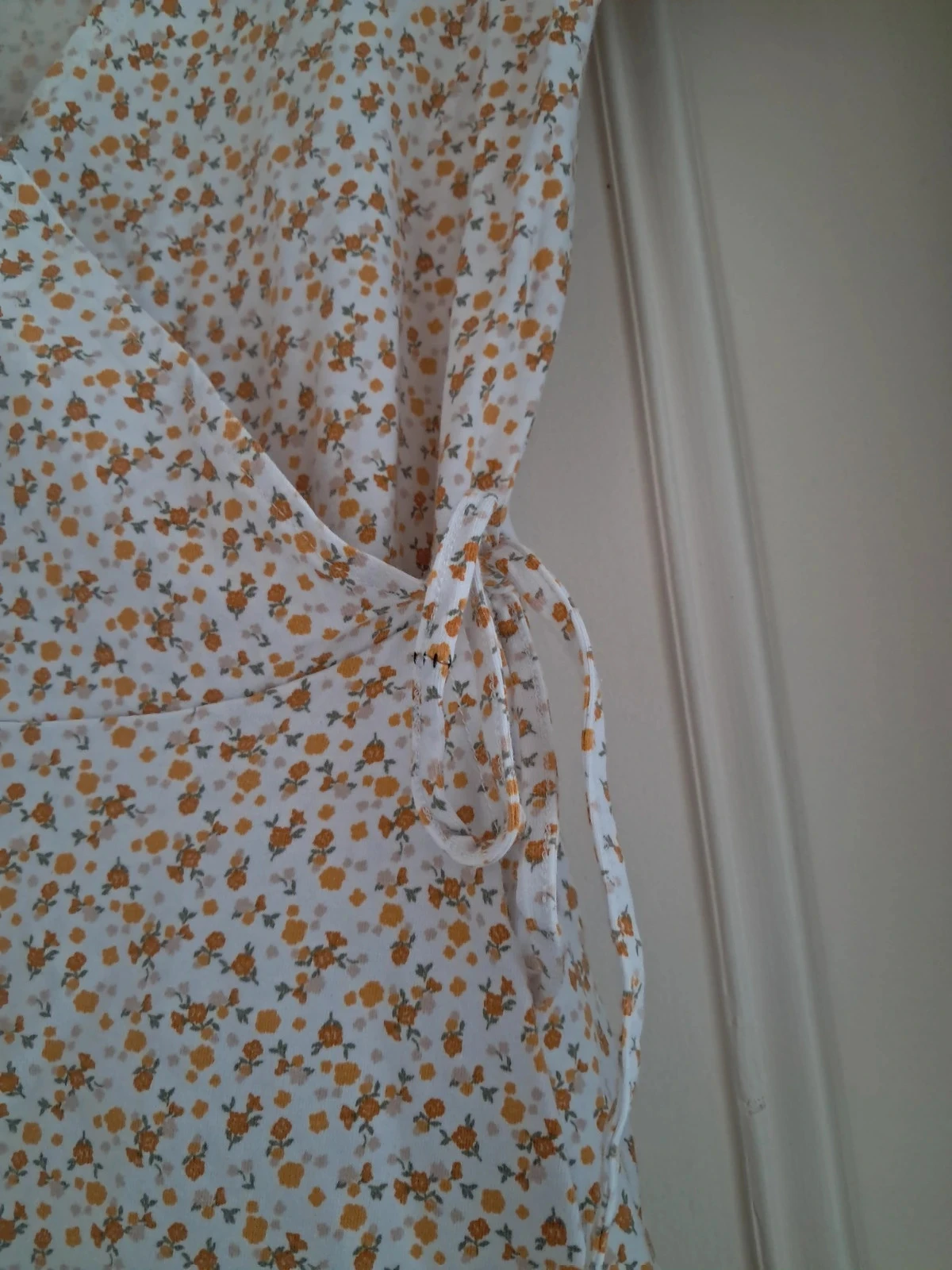 Vestido corto blanco con pequeñas flores amarillas Hollister talla S – photo 2